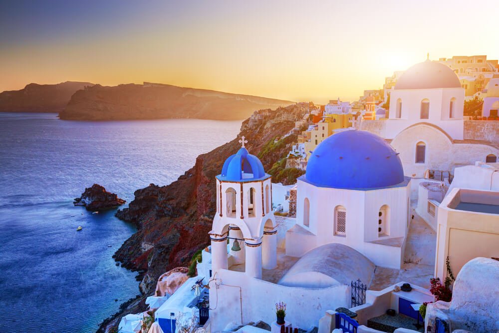 CultureTrip's tweet photo. Grant yourself a dream holiday in the charming island of Santorini to discover Greece's outstanding natural beauty. https://t.co/fkzIe9CTAR