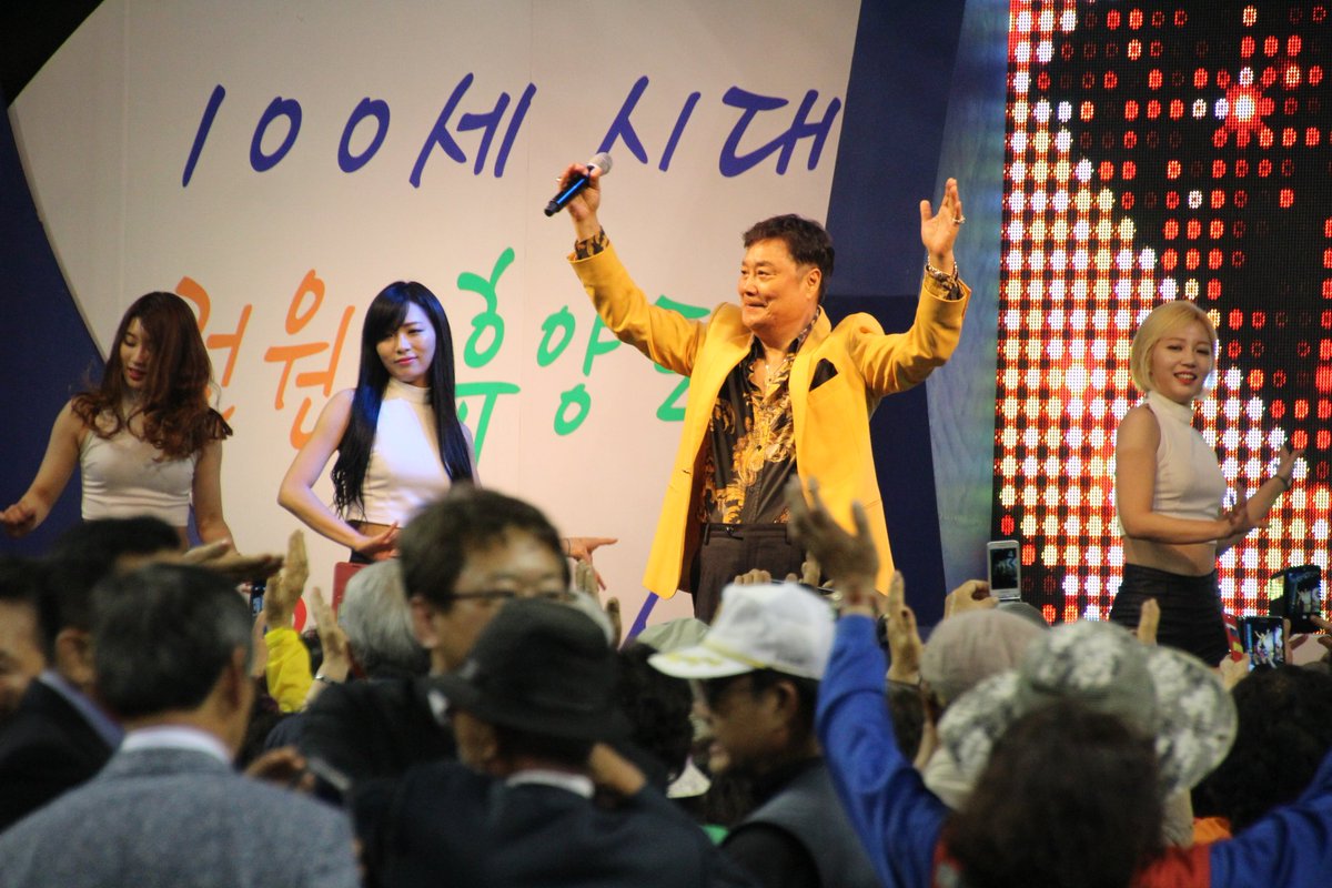 제19회 기장어르신한마당 축제

새마을운동기장군지회(회장 정태우) 에서는 2016년 5월11일(수) 오전10시~오후4시까지, 기장체육관 주경기장에서 기장 어르신5,000명을 경로잔치를 펼쳤다