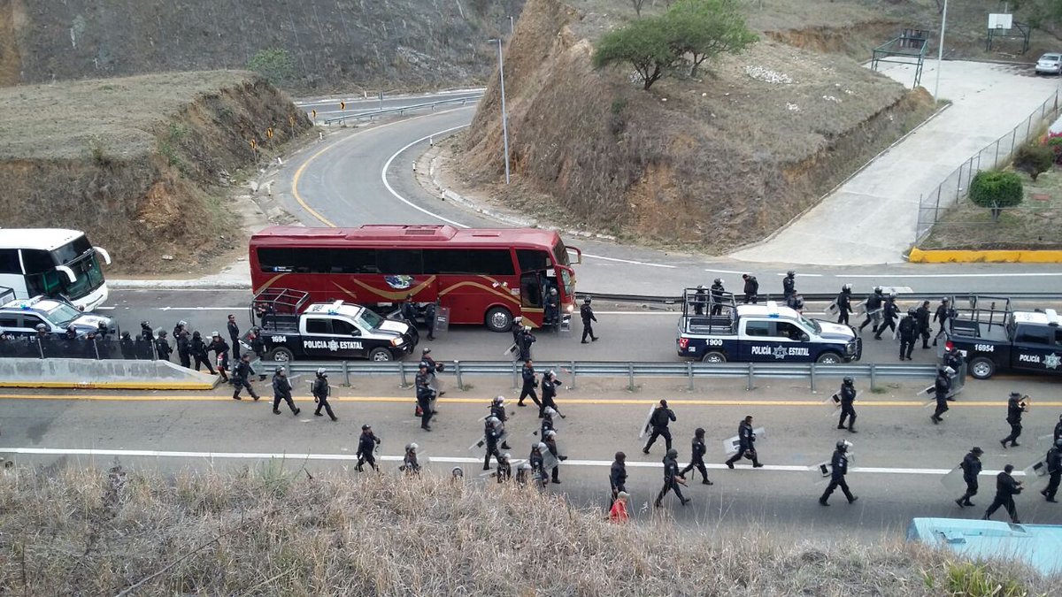 Maestros paristas de Oaxaca se ampararán ante despidos - Ci3QOfvU4AA5wgr