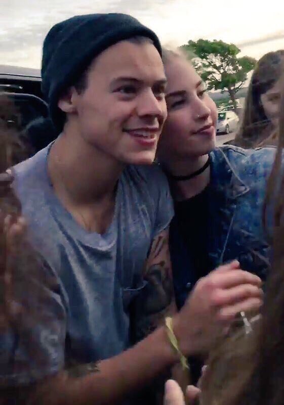 Hazza_flowers's tweet photo. проснуться и увидеть кучу новых фото Гарри - определенно самое доброе утро🌸🌞💚

#HomeTillTheEnd https://t.co/mNlc9JhWvB