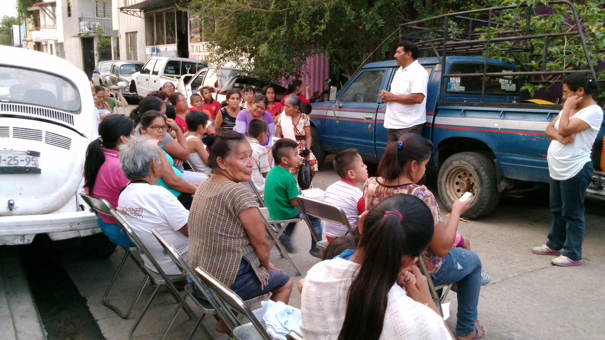 RaulDiazMancera's tweet photo. Nos reunimos con vecin@s de la Col. Calicanto, l@s cuales refrendaron su apoyo a nuestro proyecto @PSDOax #VotaPSD https://t.co/Yl0XLm7IMb