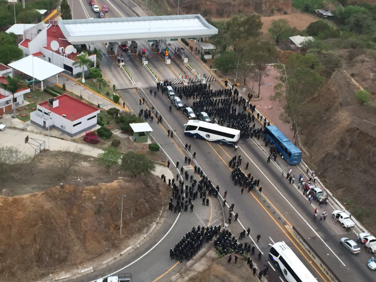 Maestros paristas de Oaxaca se ampararán ante despidos - Ci3Y0LFVAAAJggl