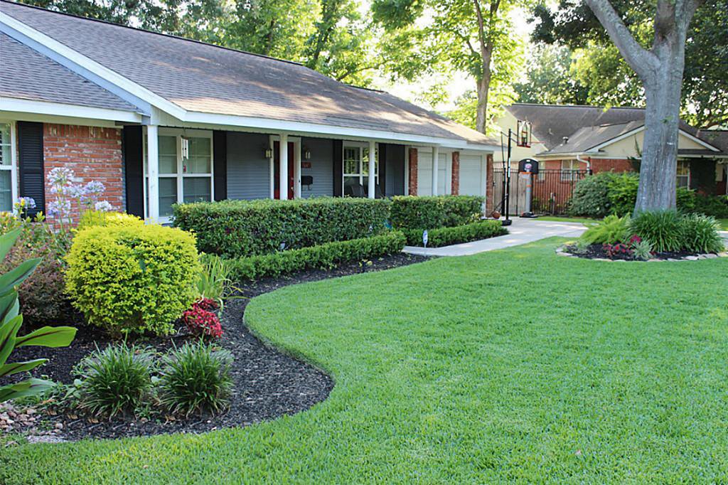 Call CREATIVE EDGE landscape &amp; lawn care (863)812-5968 to beatify your lawn and landscaping! 🌳🌺🌴🌼🌲🌹