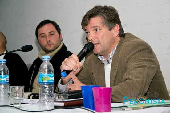 LealtadPeronR4's tweet photo. Debate org. x el Inst. Sup. M. Pidal, el Ing.Darío Fuentes junto al eq téc. expuso nuestra propuesta. #JMLL2016 #12J https://t.co/TrHtyhMwi1