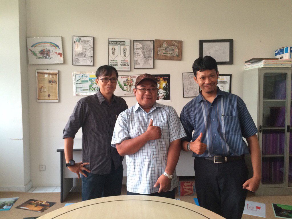 ADuinfest's tweet photo. Bareng sama dosen kece Komunikasi UIN dan DKV UK Petra Surabaya selaku juri Print AD. Deddy Duto #ADuin2016 https://t.co/zVDt8xLxvF