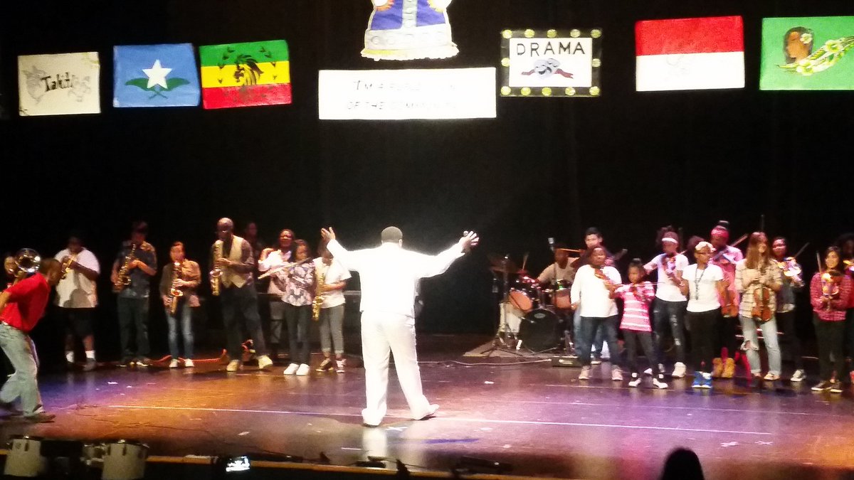 FN_Dar's tweet image. Live at the Rainier Beach HS multicultural show, is James Brown himself! ;)