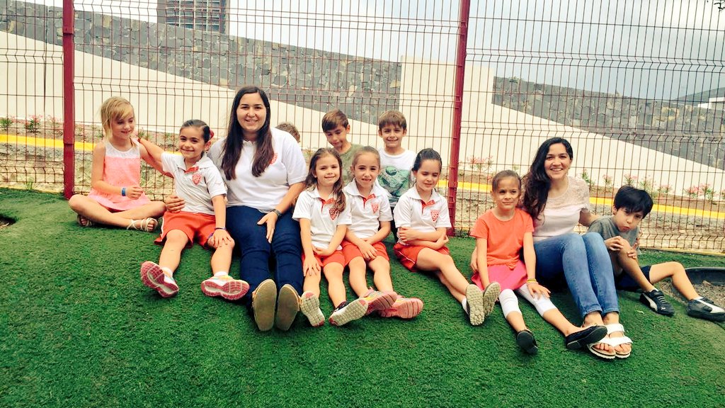 MsAlbertina's tweet photo. Enjoying our last class outdoors! 
Green grass &amp; giggles! #Mindfulkids 🙏😊 @ferferrigno91 https://t.co/i6q2MGkJ5a