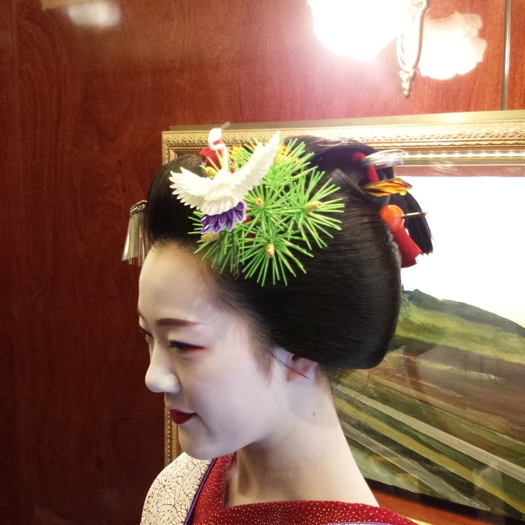 祇園喫茶rinken 襟かえとは 舞妓さんから芸妓さんへと変わる儀式です 舞妓さんの時は自毛で髪を結いますが この襟かえの時に 髪を切り その後はカツラでお座敷へ上がることとなります 祇園喫茶rinken 襟かえとは 舞妓さんから芸妓さんへと変わる儀式です 舞妓さんの時は自毛で髪を結いますが この襟かえの時に 髪を切り その後はカツラでお座敷へ上がることとなります