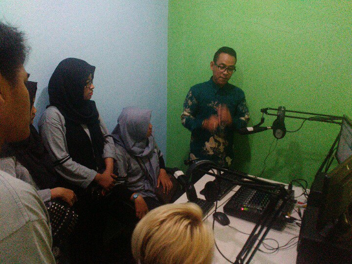 ilkomunissula's tweet photo. Materi radio bareng Bang Sammy. Enjoy @CommunicastID ... #GoFikom https://t.co/DWQhngEgLs