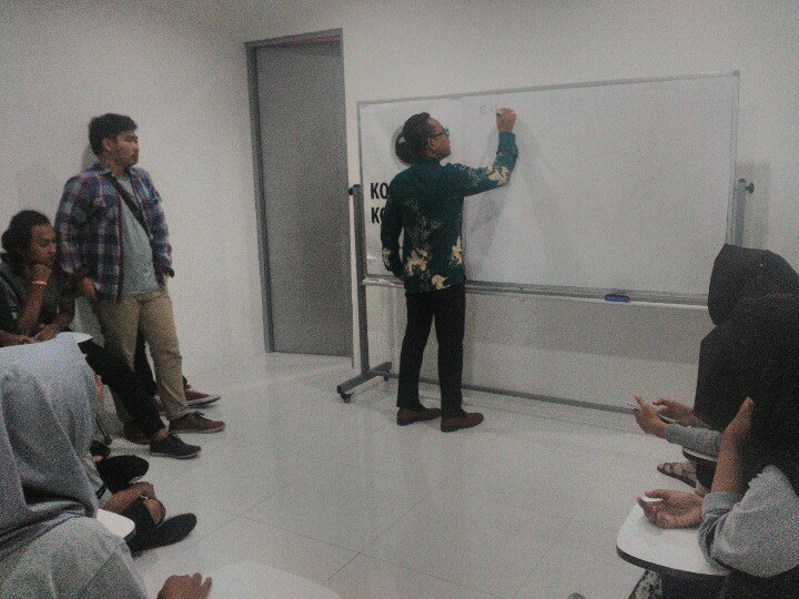 ilkomunissula's tweet photo. Materi radio bareng Bang Sammy. Enjoy @CommunicastID ... #GoFikom https://t.co/kyT2t2671u