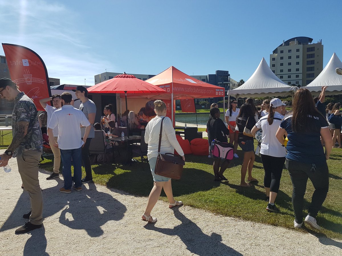 safeDateapp's tweet photo. Great day for a safedate promo! #signuptour @BondUniversity https://t.co/wWjm2tzGm5