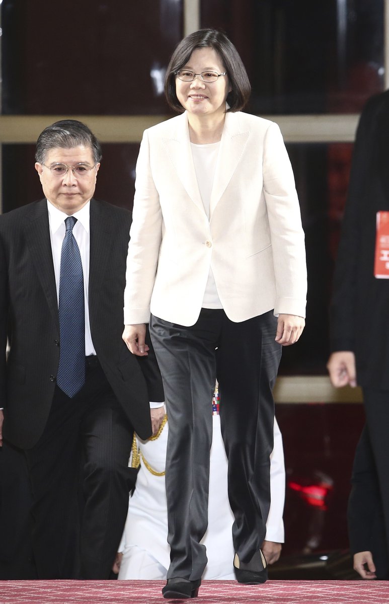 Sin Chew Daily 星洲日報sur Twitter 台湾总统蔡英文今天就职 总统府幕僚表示 蔡英文 的衣服是从她自己原有的衣服中挑选 配合就职典礼场景色调 挑选比较亮色系的西装外套和线衫 她今天着米白西装外套 内搭白线衫及黑长裤 T Co Lzgo0iuxok Sin Chew Daily 星洲日報sur Twitter 台湾总统蔡英文今天就职 总统府幕僚表示 蔡英文 的衣服是从她自己原有的衣服中挑选 配合就职典礼场景色调 挑选比较亮色系的西装外套和线衫 她今天着米白西装外套 内搭白线衫及黑长裤 T Co Lzgo0iuxok