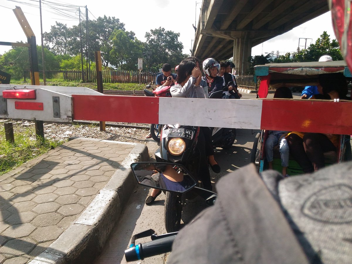 ditzdotz25's tweet photo. Ga pake helm,lawan arus,pas di foto malu, msh punya malu ternyata (rel kircon)

@GBDisiplin @PRFMnews @infobandung https://t.co/evRKYbLsXG