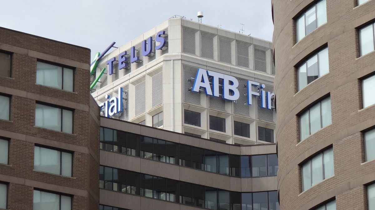 yegventures's tweet photo. There's a place in Edmonton where you can see all of #ATBPlace stacked together. #yeg #yegdt https://t.co/oNPuWkxOSf