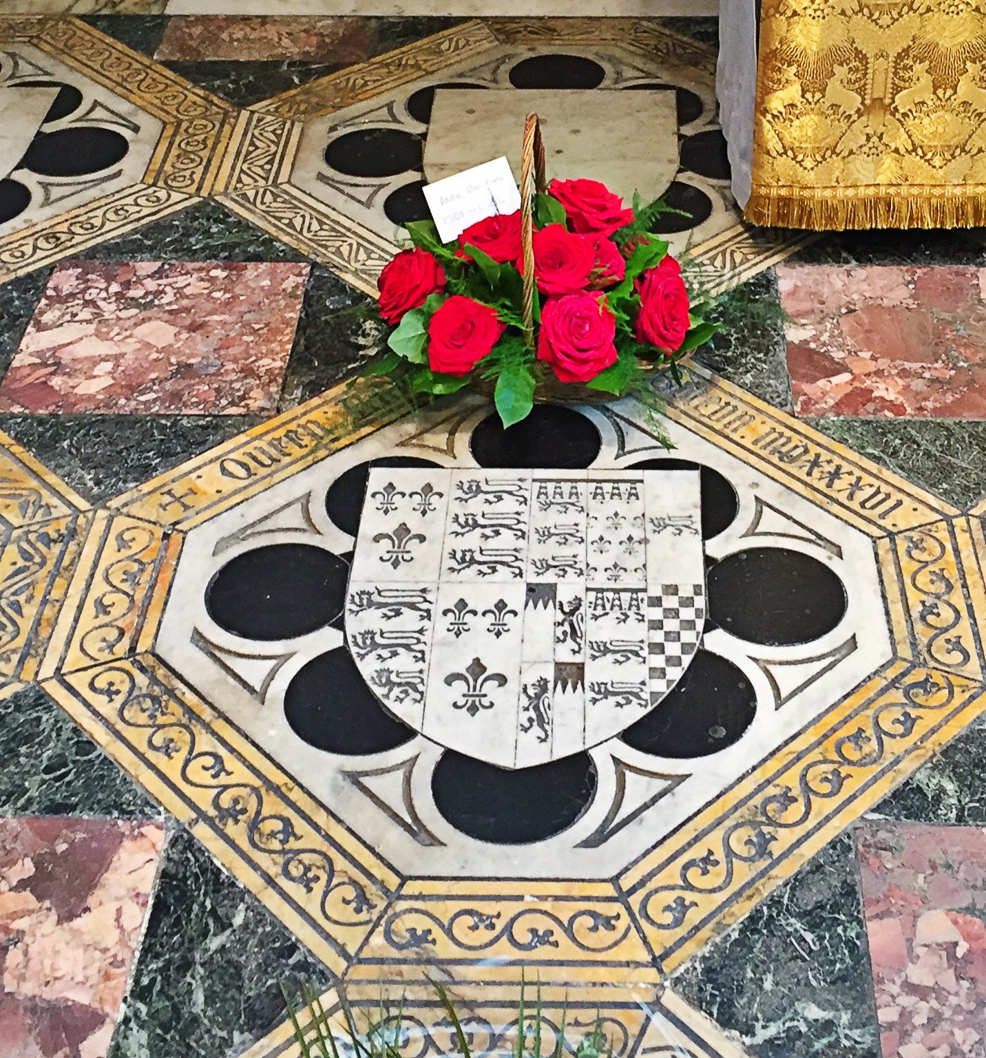 C Corvus On Twitter Roses On The Grave Of Queen Anne Boleyn In 