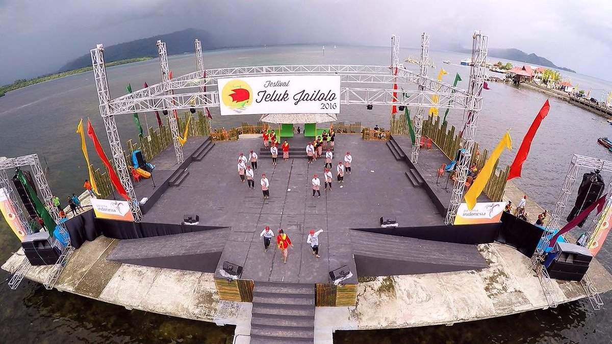 Ini dia panggung di atas laut pada FTJ 2016 kemarin! Ayo rencanakan perjalanan mu ke Jailolo bit.ly/CaraKeJailolo