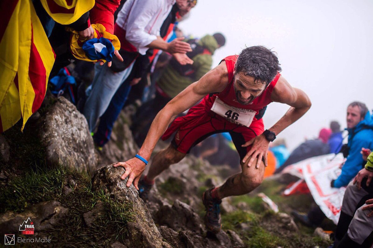 Aqui nadie se rinde ni es vencido. Esto no es una carrera de montaña esto es <a href="/ZegamaAizkorri/">Zegama Aizkorri</a> !
With <a href="/SigmaPhotoSpain/">SIGMA Spain</a>