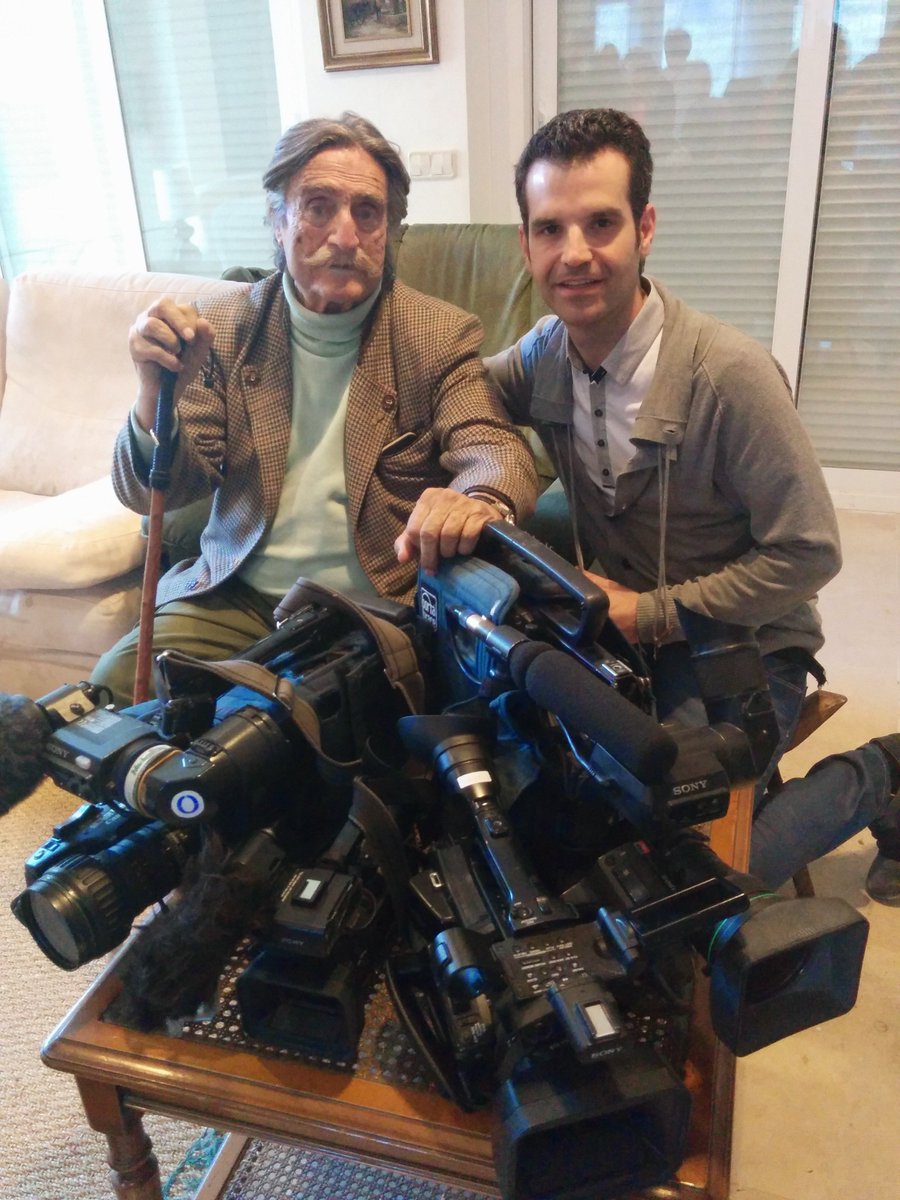 jonariz's tweet photo. Con la muerte de De La Quadra revive la inmensa alegría por haberle conocido, gracias Miguel x cambiarnos la vida https://t.co/tNUwtsjMbQ