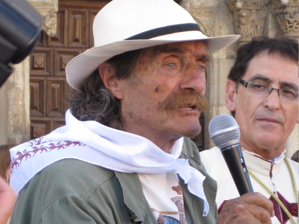 muyinteresante's tweet photo. Miguel de la Quadra-Salcedo ha fallecido hoy a los 84 años. Le recordamos así: 
https://t.co/00QDXCLVpX https://t.co/yuQDuuyqVz