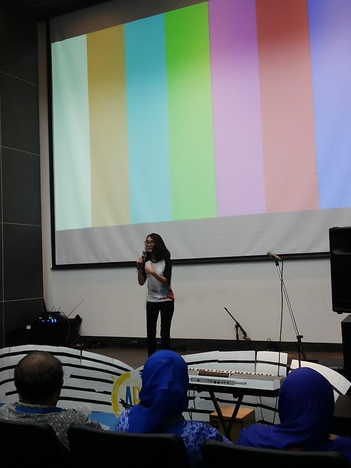 Art for Charity dari LPPM Rumpin resmi dibuka. Noriva, selaku ketua acara memberi sambutan (20/5) #artforcharityumn