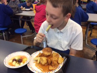 ShirePrimary's tweet photo. Children thoroughly enjoying their #nutritious #RainbowPlate #lunches. #FiveADayChallenge #healthy #school https://t.co/BGBZQXlEmm
