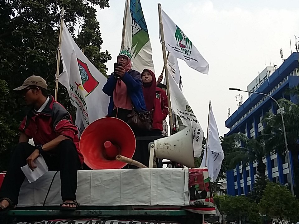 Nur Afilin (@nur_afilin) on Twitter photo Pembacaan puisi o/ kder <a href="/kammibogor/">KAMMI Bogor</a> d dpn massa aksi #ManifestoReformasi. <a href="/KAMMIPusat/">PP KAMMI</a> <a href="/republikaonline/">Republika.co.id</a> <a href="/tvOneNews/">tvOnenews</a> Pembacaan puisi o/ kder <a href="/kammibogor/">KAMMI Bogor</a> d dpn massa aksi #ManifestoReformasi. <a href="/KAMMIPusat/">PP KAMMI</a> <a href="/republikaonline/">Republika.co.id</a> <a href="/tvOneNews/">tvOnenews</a>