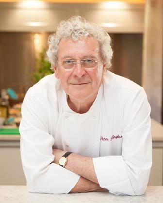 KitchenAcademy's tweet photo. Amazing class with Master Chef Winner Peter Bayless at Kings... #cookeryschool #vineyard  https://t.co/7kUDVxaAnH https://t.co/j91FsPgxxI