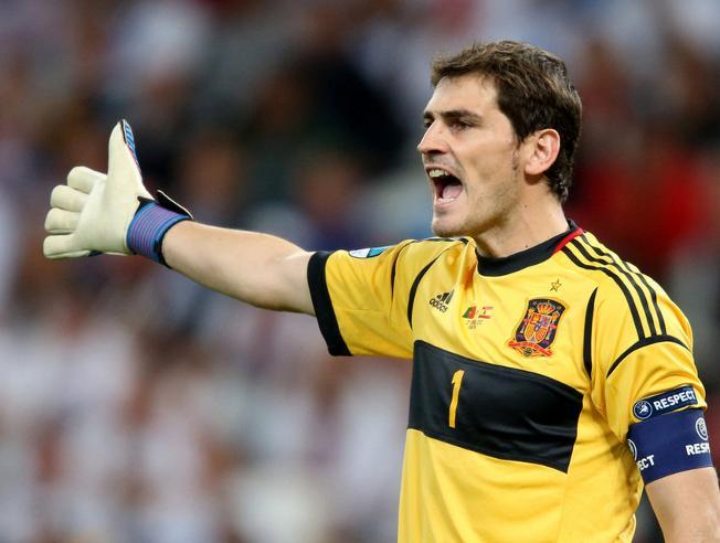 Raul7Capitan7's tweet photo. Hoy cumple 35 años el mejor portero de la historia del fútbol. ¡Felicidades @CasillasWorld! #Leyenda https://t.co/sSbUMPBtWQ