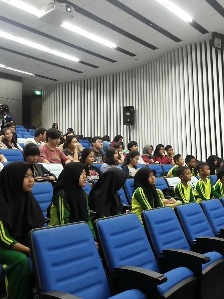 Sdh hadir adik-adik dr SDN Lewuranji dalam acara #artforcharity di Lecture Hall UMN.