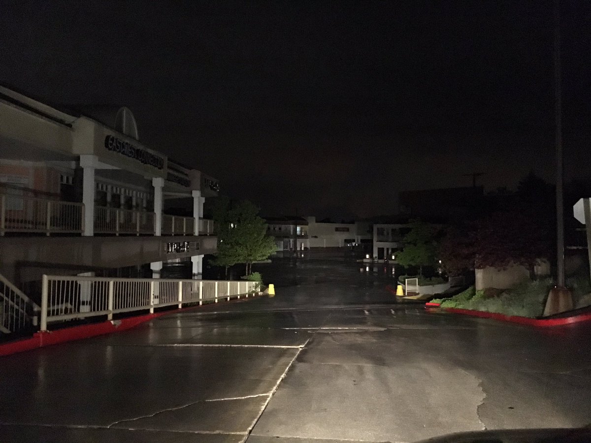 Paco_Belle's tweet photo. Suddenly I feel like i'm in an episode of #TheWalkingDead #slc #FoothillBlvd https://t.co/9hVoNRLQoQ