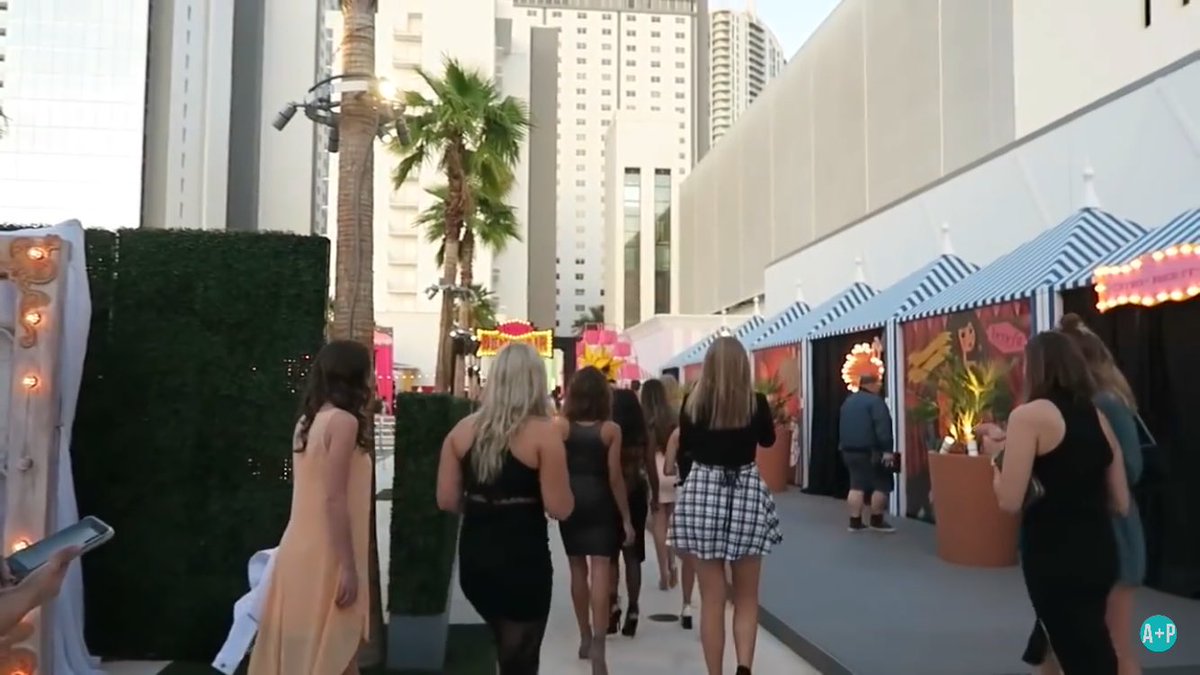 JustMeEmilyy's tweet photo. When u watching @AspynOvard @ParkerFerris vlogs and c @xoShaaan and @_SallyJo_ in the vlog!! #VloggersInVloggers!❤️😱 https://t.co/OhflAsIrDG