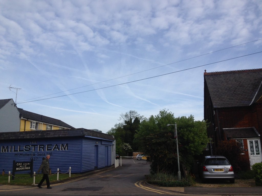 se7enmad's tweet photo. Somebody's been busy creating intersections this morning ☹️#chemtrails #hitchin https://t.co/ZfxpBIfTVa