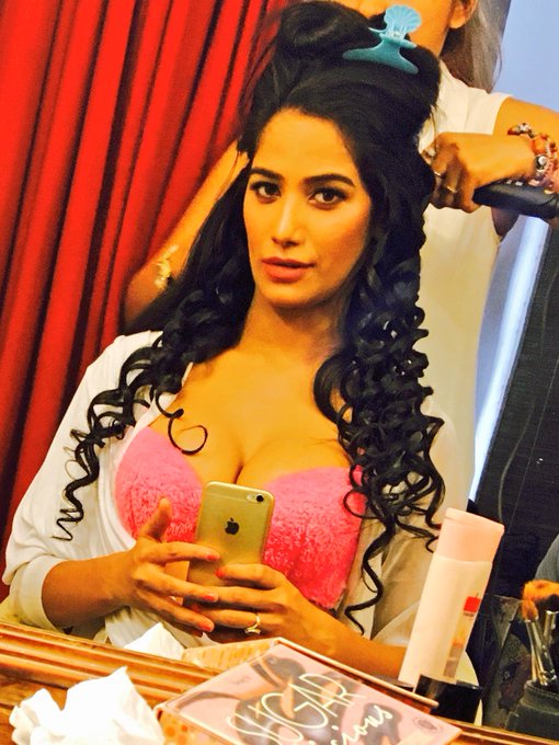 Hello!! 💋 https://t.co/bKUjbZNxIw<a href="/tag/thepoonampandeyapp"class="tags"><span>#thepoonampandeyapp</span></a>