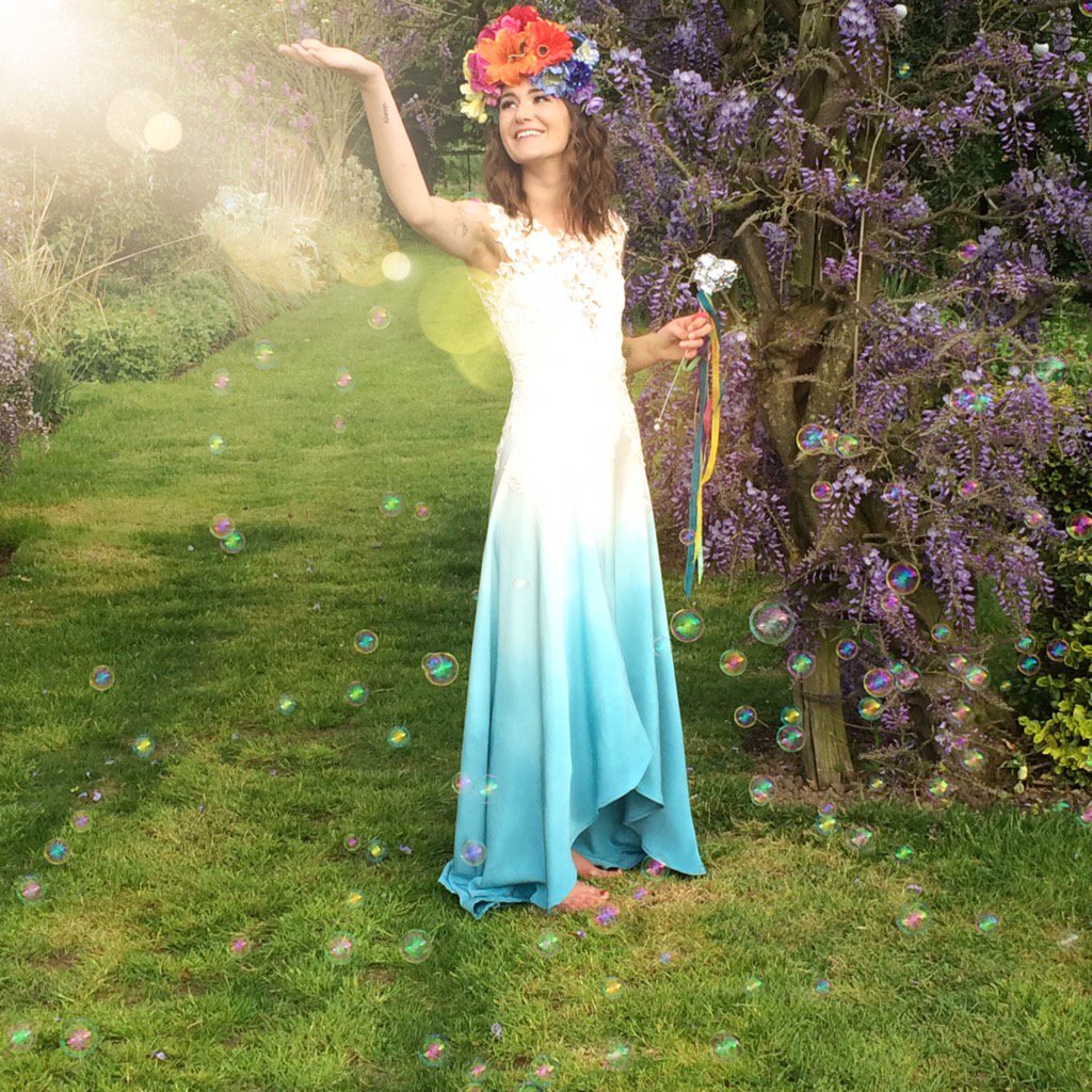 Bubbles 😍 Lucy can't dance wedding dress designs. lucycantdance.com #weddinghour #bridehour #vintage #ombre