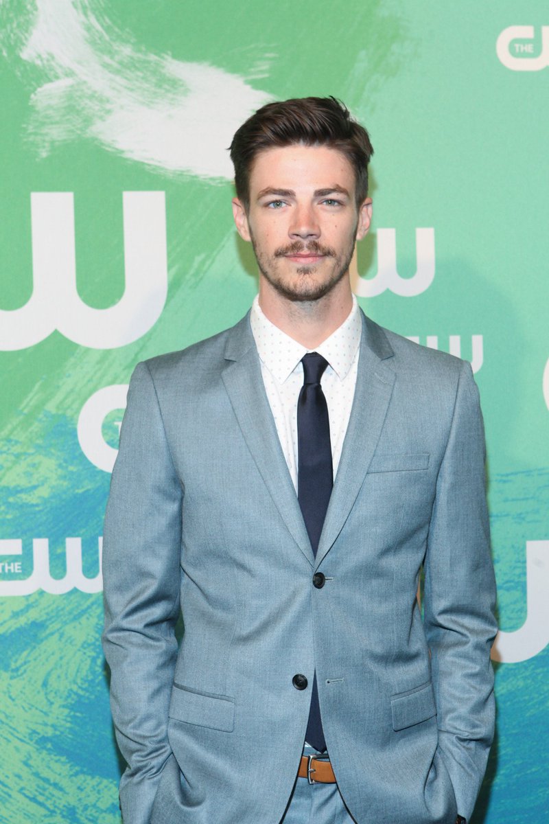 GustinFrance's tweet photo. #PHOTO HQ Grant sur le redcarpet des #CWUpfronts2016 (9) https://t.co/Q5DrvCJXng