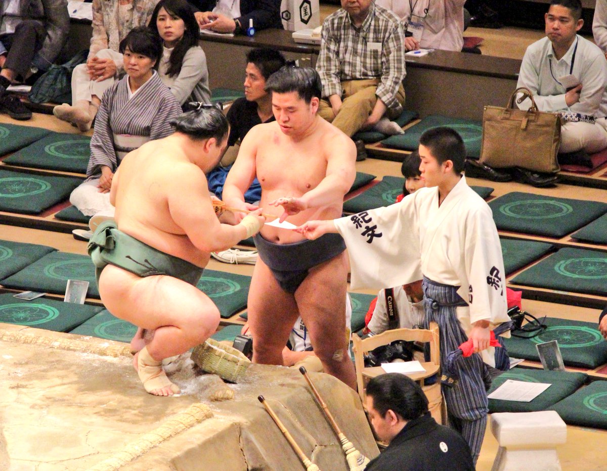 Uzivatel 虎の湖 Na Twitteru 北磻磨関 勝ち越しです O 北太樹関に力水を付けて頂いて勝ち残った北磻磨関が北太樹関に 力水を付けます 幕内でこの光景を観たい 大相撲 相撲 Sumo 山響部屋 北の湖 北太樹 北磻磨 北はり磨 大将