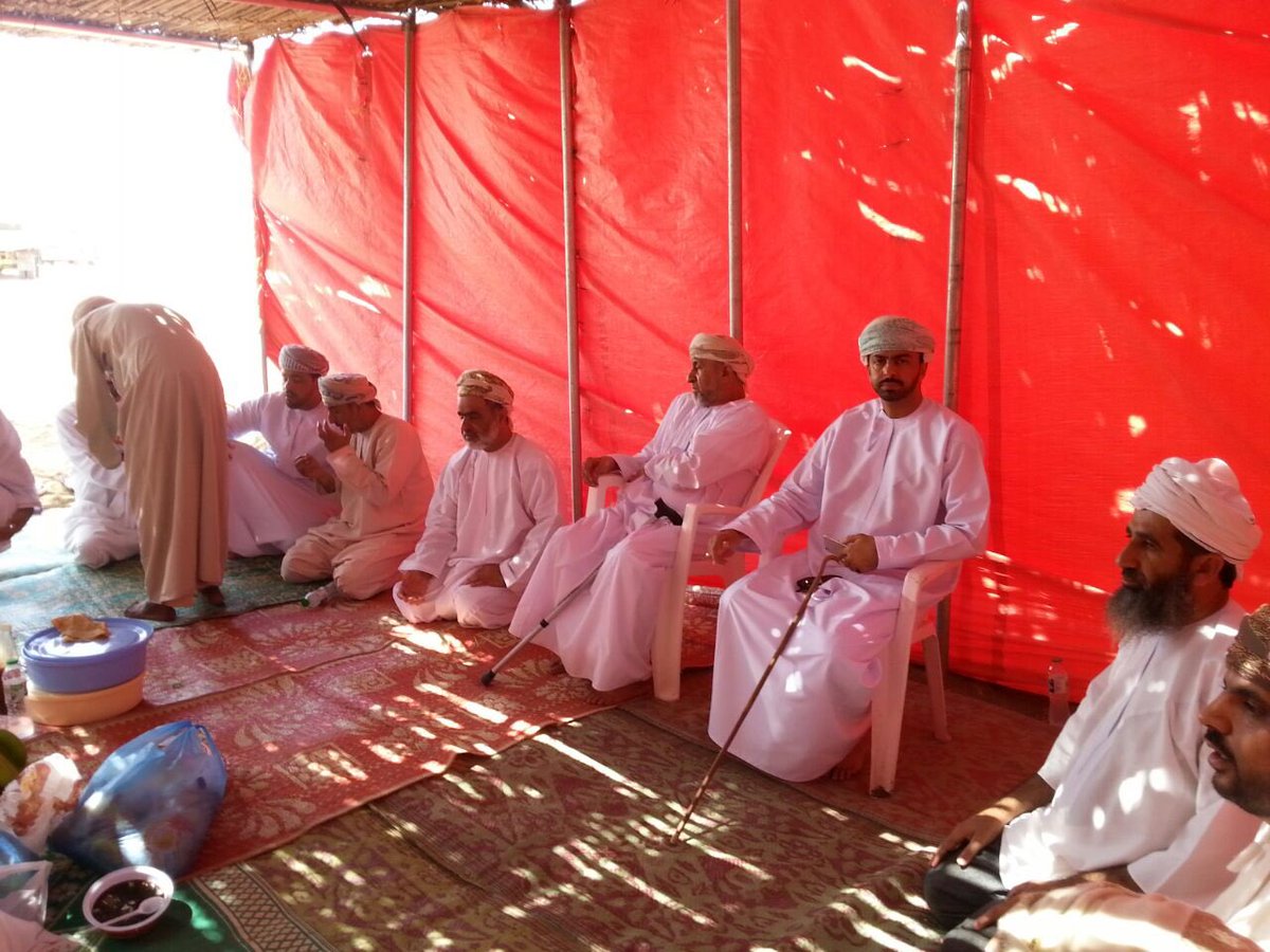falj111's tweet photo. الشيخ سلطان بن راشد والشيخ معضد ومشايخ اليعاقيب يزورون موقع صيانة فلج المبعوث ويجتمعون مع الشباب لمناقشة سير العمل https://t.co/MFKrXSXw0J