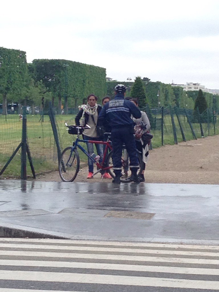guideconf27b's tweet image. Les #pickpockets sont déjà là comme tlj sur le Champ de Mars &amp;amp; narguent un policier isolé. Quand @prefpolice agira?