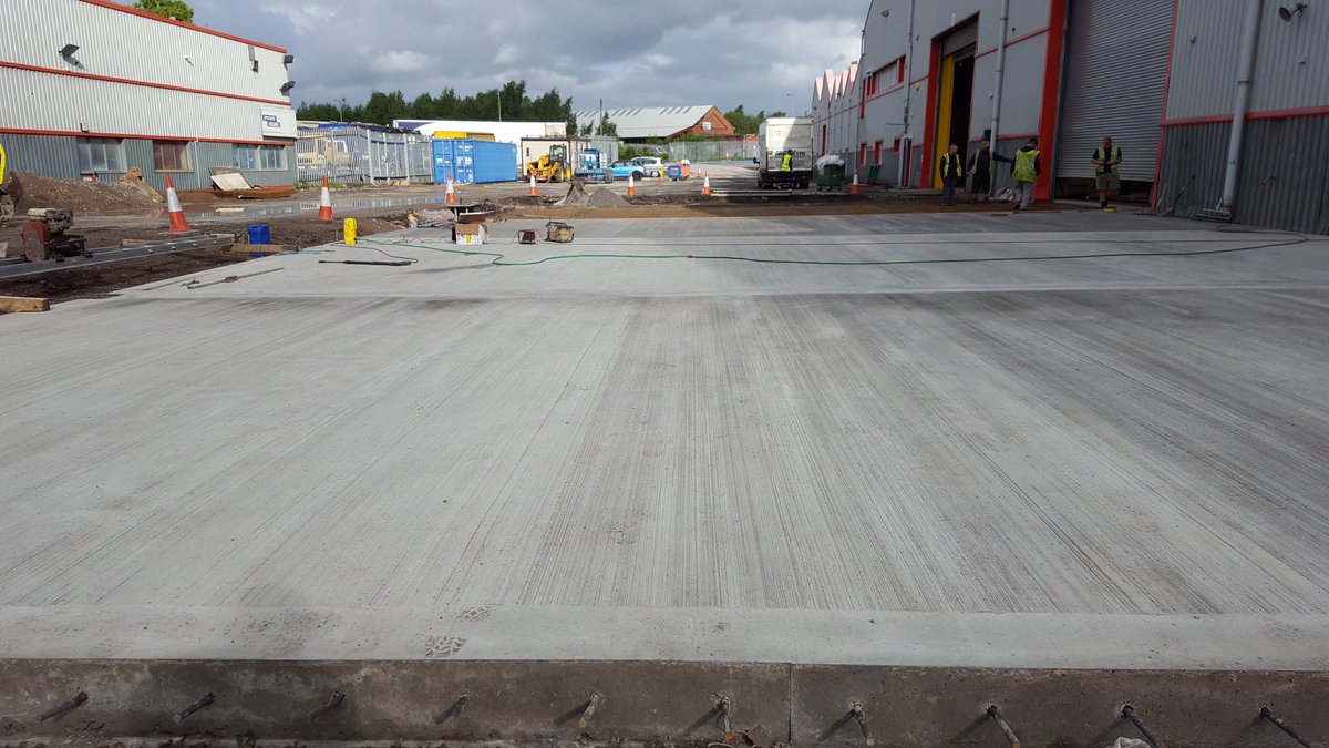 Rhmawdsleyltd's tweet photo. Fourth slab in 5 days going in today! Let's keep it going! @CEMEX_UK https://t.co/FWLlaQytJw