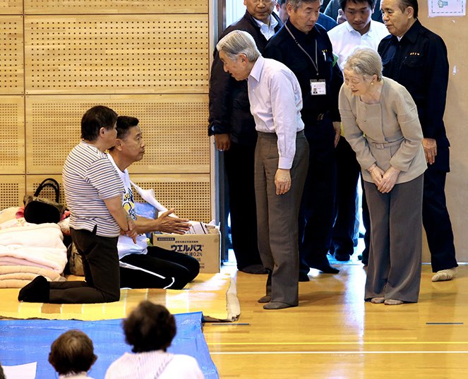 朝日新闻中文网 简 天皇皇后两陛下震后首次到访熊本慰问民众 熊本地震 天皇天皇 皇后两陛下于19日首次到访了位于熊本县的地震灾区 两陛下分别走访了受灾严重的南阿苏村与益城町的避难所 详见https T Co X4jar4gxlc T Co Lu4ya7vaxv