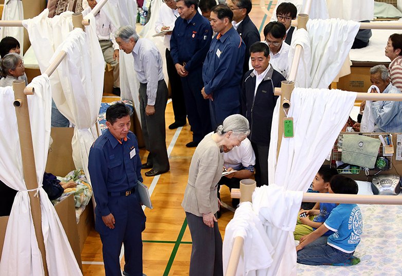 朝日新闻中文网 简 天皇皇后两陛下震后首次到访熊本慰问民众 熊本地震 天皇天皇 皇后两陛下于19日首次到访了位于熊本县的地震灾区 两陛下分别走访了受灾严重的南阿苏村与益城町的避难所 详见https T Co X4jar4gxlc T Co Lu4ya7vaxv