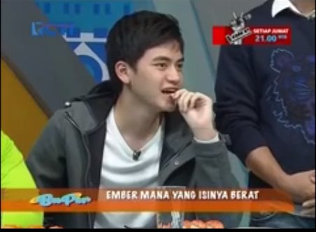 BaperRCTI's tweet photo. Tim @AnwarMCI4 harus menebak nih kira2 ember mana ya yg paling berat? :D #TertawaTapiBaper https://t.co/KG97i7ecJD