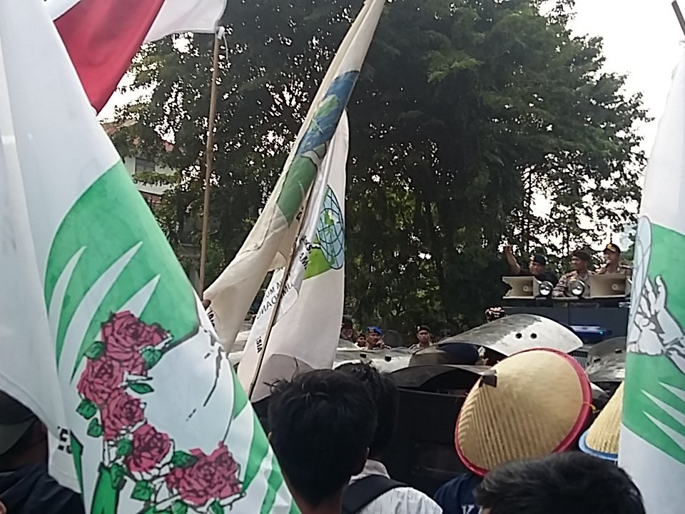 Nur Afilin (@nur_afilin) on Twitter photo Polisi siaga menahan laju KAMMI. Padahal cuma ingin sampaikan #manifestoreformasi. <a href="/Yusrilihza_Mhd/">Yusril Ihza Mahendra</a> <a href="/jonru/">Jonru Ginting</a> Polisi siaga menahan laju KAMMI. Padahal cuma ingin sampaikan #manifestoreformasi. <a href="/Yusrilihza_Mhd/">Yusril Ihza Mahendra</a> <a href="/jonru/">Jonru Ginting</a>