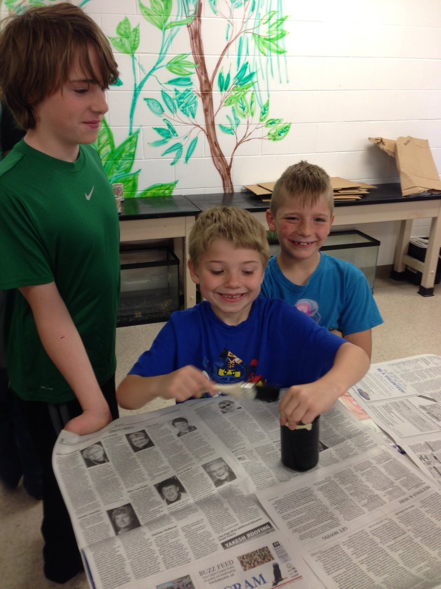 TerryAndersFC's tweet photo. Exploring energy by making solar cookers #gocrickets @fccrickets https://t.co/sFLSHdH8hR