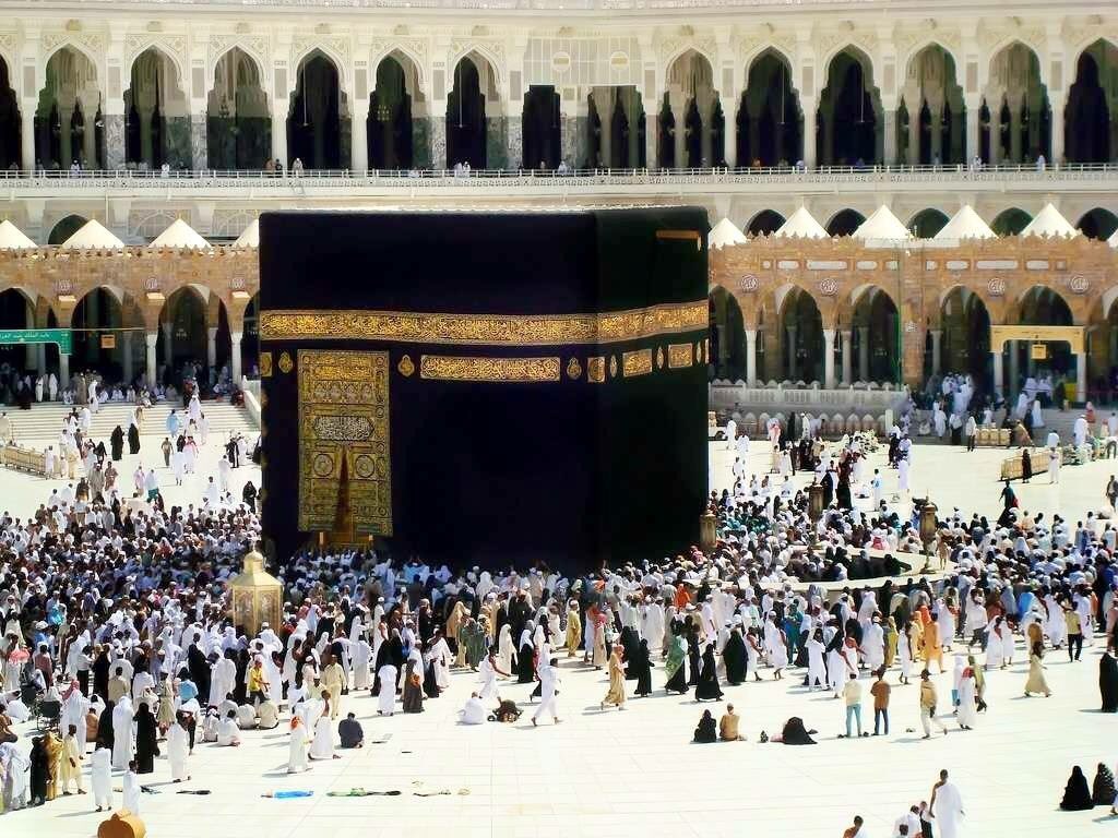 samir_barqah's tweet photo. هنا تذرف العبرات وتغسل الذنوب وتمحى السيئات وترفع الدرجات وتتحد القلوب لله بدون طائفية بغيضة وبدون عنصرية مقيتة ... https://t.co/uTKkNBHCLN