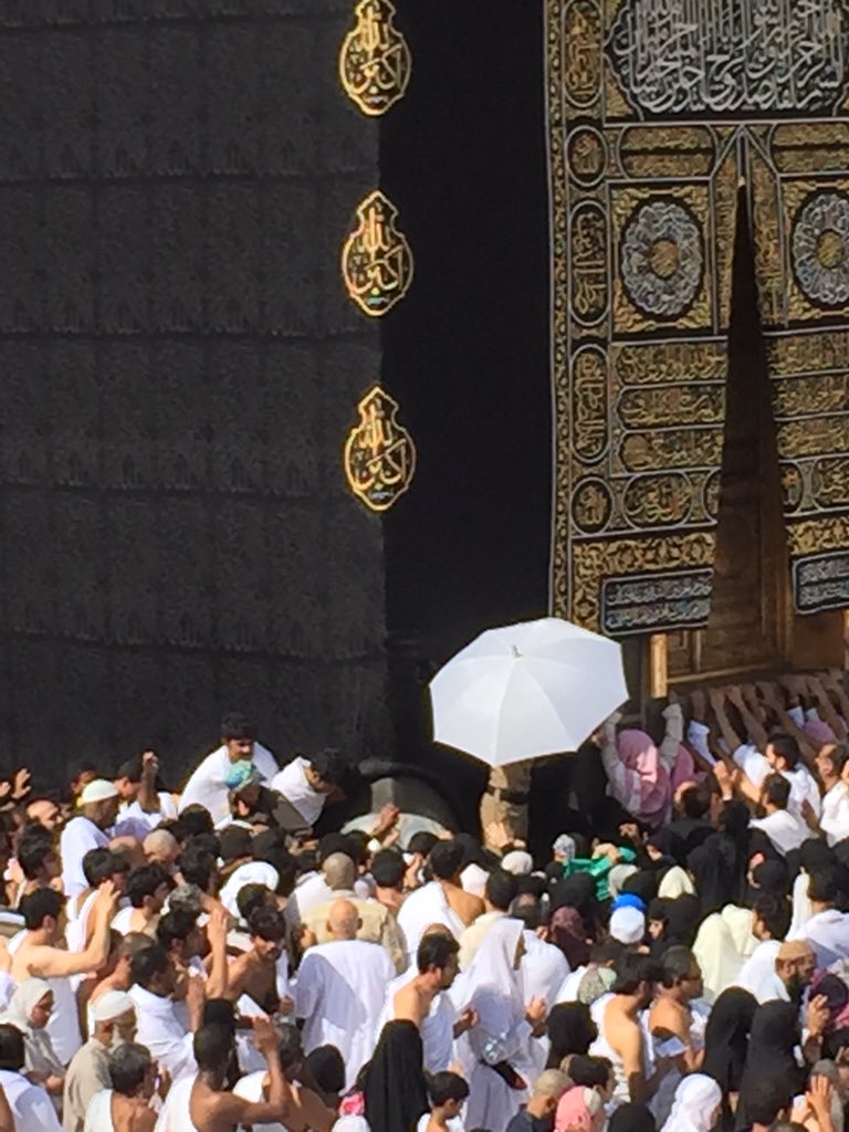 samir_barqah's tweet photo. هنا تذرف العبرات وتغسل الذنوب وتمحى السيئات وترفع الدرجات وتتحد القلوب لله بدون طائفية بغيضة وبدون عنصرية مقيتة ... https://t.co/uTKkNBHCLN