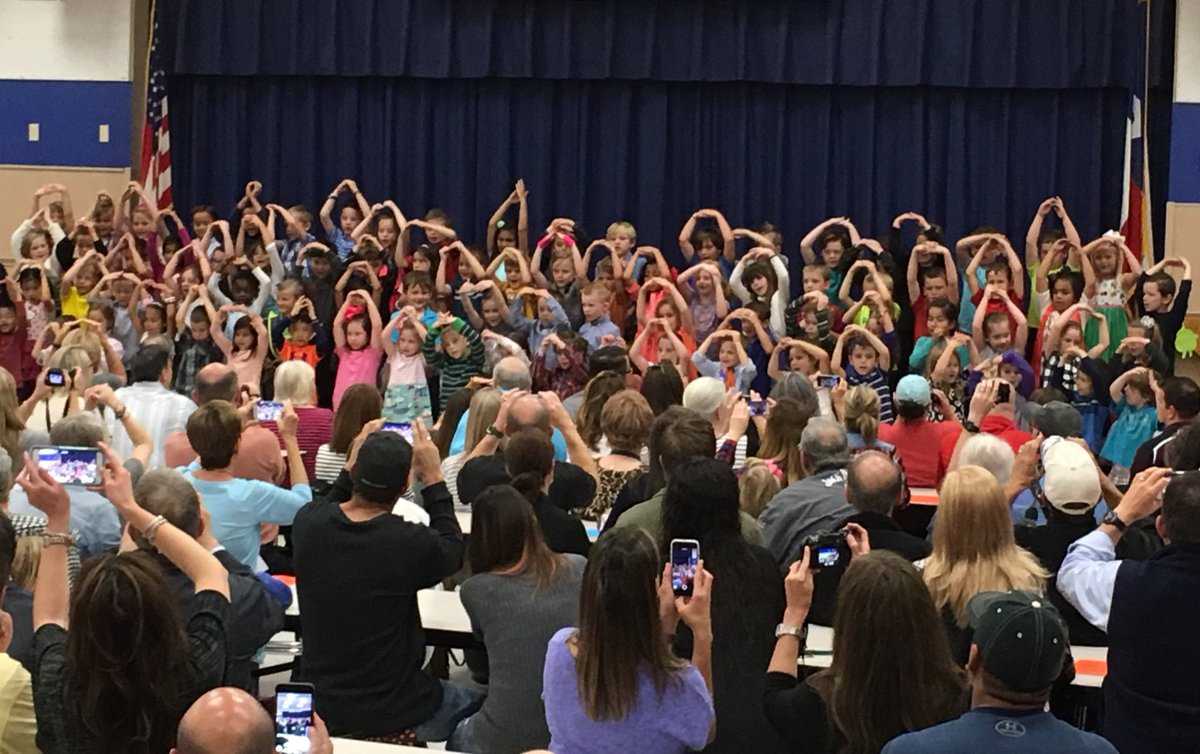 SleepyHollowEle's tweet photo. Kinder end of year program #horsemenproud #AHScluster https://t.co/P0lUZaYa6e