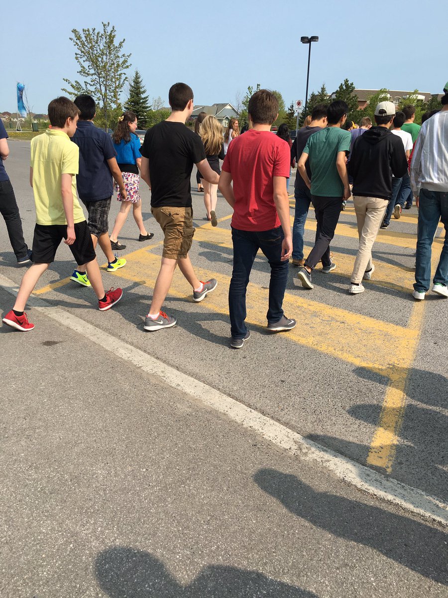 ASHMentalHealth's tweet photo. Students from our school starting off on our walk! #ASHWalkAndTalk2016 https://t.co/rRdiBEbubR