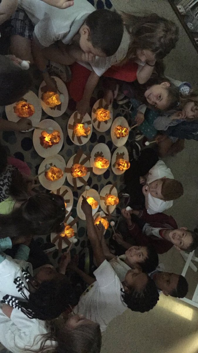 wiardl's tweet photo. 1st grade camp, roasting marshmallows! #1stgradecamp #readingbythefire #readyforsummerreading @RoyalManorgjps https://t.co/AxEe3kF8DA