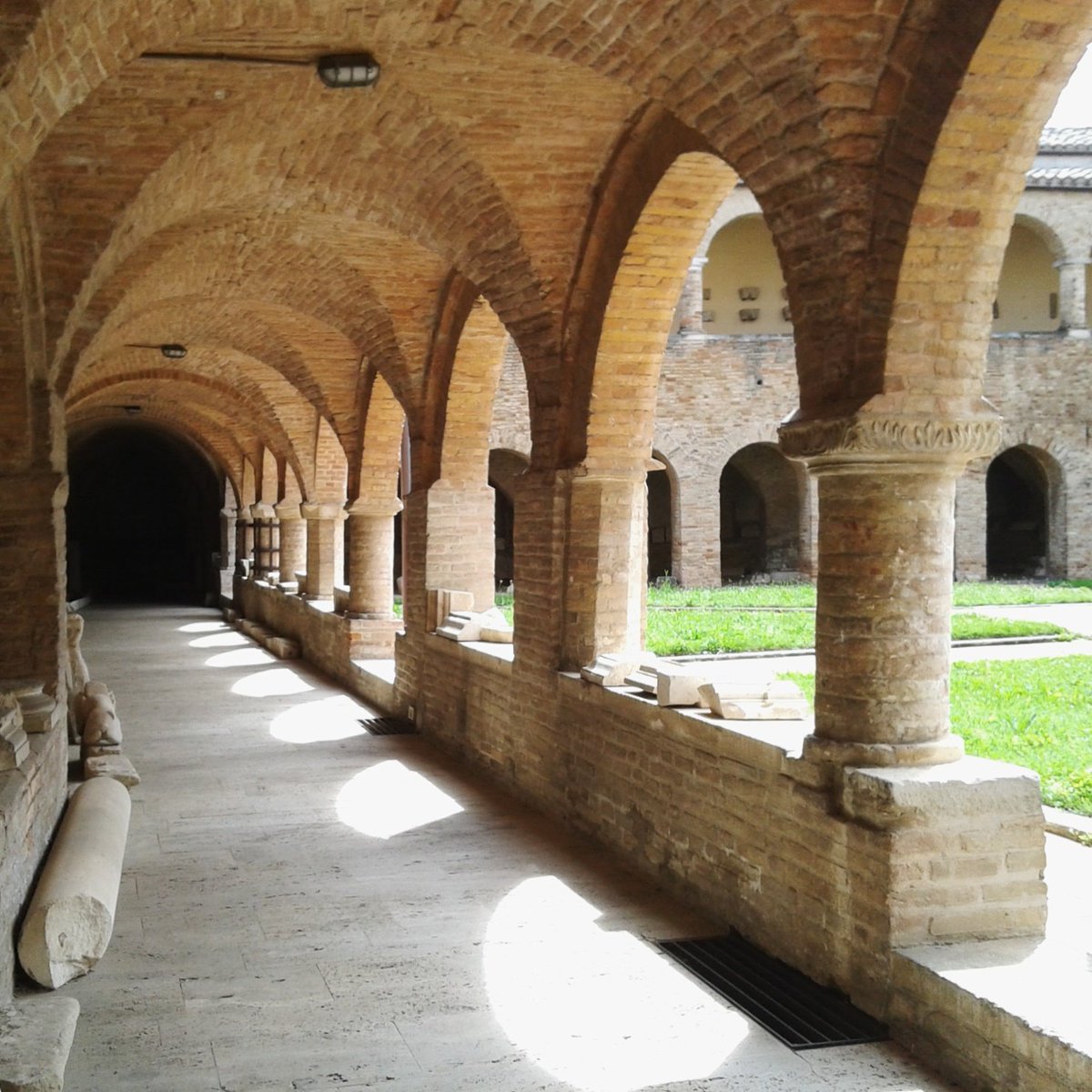 mariafantone's tweet photo. Il chiostro più antico d' #abruzzo è ad #Atri
Dal XII secolo collega gli ambienti della cattedrale alla cripta https://t.co/41a9IkYVqG